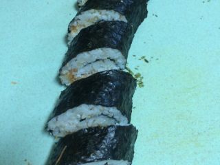 15、鳕鱼肉松寿司,卷好的寿司斜着切小块