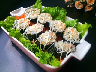 16、鳕鱼肉松寿司,最后摆入盘中，一份鳕鱼寿司就好了！