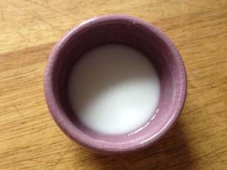 1、饺皮酱香饼,玉米淀粉里倒入适量水调匀备用