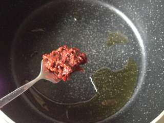 5、饺皮酱香饼,先放入郫县豆瓣酱