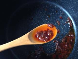 6、饺皮酱香饼,小火煸炒，炒出红油