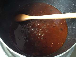 9、饺皮酱香饼,倒入适量水，煮1分钟