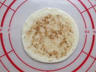 12、饺皮酱香饼,取一张饺皮，在上抹点油，撒点椒盐抹匀