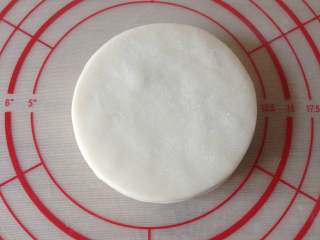 13、饺皮酱香饼,再用一张饺皮盖在上面，再抹上油和椒盐，如此重复叠上12张饺皮（饺皮的数量随意）