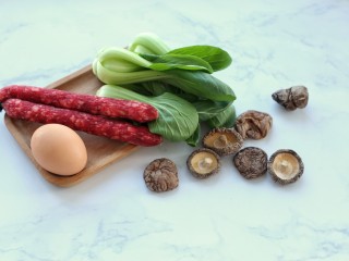 1、电饭煲腊肠煲仔饭,准备好所需食材