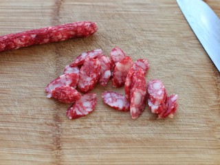 3、电饭煲腊肠煲仔饭,腊肠切片