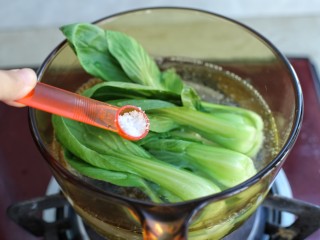 9、电饭煲腊肠煲仔饭,再放入适量盐焯约一分钟捞出备用