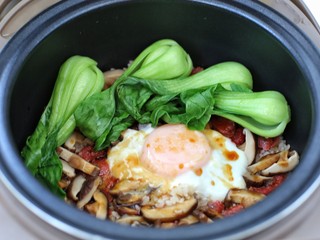 11、电饭煲腊肠煲仔饭,再放入蔬菜盖上锅盖闷3-5分钟