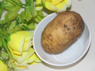 1、土豆泥拌饭,准备一个土豆