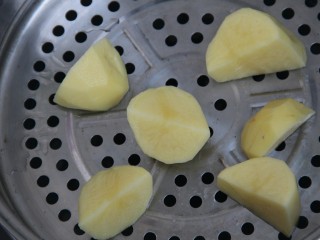4、土豆泥拌饭,放笼屉上蒸