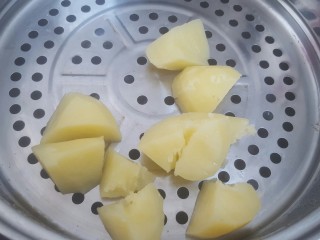 14、土豆泥拌饭,土豆蒸熟