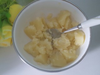 15、土豆泥拌饭,用勺子按压