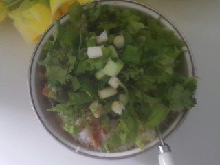 22、土豆泥拌饭,加入葱和香菜