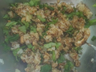 23、土豆泥拌饭,放一个大盆里拌匀