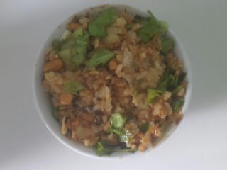 24、土豆泥拌饭,盛碗中