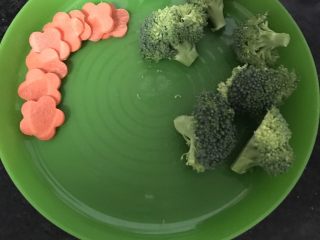 1、香菇肥牛饭,西兰花切成小朵，胡萝卜用模具刻成小花