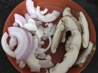 2、香菇肥牛饭,洋葱切丝，香菇切条