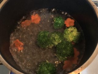 10、香菇肥牛饭,西兰花、胡萝卜焯水