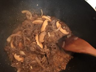 15、香菇肥牛饭,翻炒两下就可以关火啦
