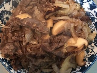 16、香菇肥牛饭,浇在白米饭上