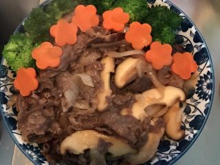 17、香菇肥牛饭,摆上西兰花、胡萝卜装饰