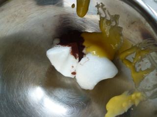 2、豹纹MINI瑞士卷~~~SO MINI SO CUTE,把1个蛋白加入一小撮玉米淀粉和1～2滴柠檬汁（可以省略）打发至硬性发泡既成彩绘部分用的打发蛋白。