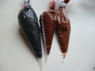 3、豹纹MINI瑞士卷~~~SO MINI SO CUTE,按照豹纹部分的做法由浅到深分别调配好三种颜色的面糊装入小号挤花袋。