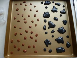 4、豹纹MINI瑞士卷~~~SO MINI SO CUTE,在烤盘上先用浅褐色和黑色在烤盘的左右两侧分别挤上如图所示的图案，放入预热170度的烤箱烘烤30秒取出。