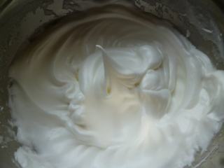 6、豹纹MINI瑞士卷~~~SO MINI SO CUTE,、3个蛋白加入几滴柠檬汁（可以省略）打发至起粗泡后分三次加入做法1剩余的细砂糖，打发至硬性，取约1/3的打发蛋白加入到做法1的蛋黄面糊中略拌匀后将面糊全部倒回打发蛋白中用刮刀以切拌的方式拌匀，既成蛋糕面糊。