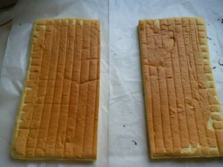 8、豹纹MINI瑞士卷~~~SO MINI SO CUTE,烘烤结束立即取出并倒扣在烤架上，待不烫手后即可脱模，脱模后表面覆盖烘焙纸防风干