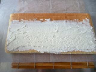 9、豹纹MINI瑞士卷~~~SO MINI SO CUTE,放凉时准备夹馅奶油，把鲜奶油混合糖粉打发至不流动状态。