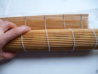 10、豹纹MINI瑞士卷~~~SO MINI SO CUTE,蛋糕体以两侧图案切割成两部分，借用寿司卷，把蛋糕连同烘焙纸放在寿司卷上，均匀的抹上一层夹馅奶油后，轻轻卷起，用烘焙纸包住后两头固定放入冰箱冷藏约45分钟左右。