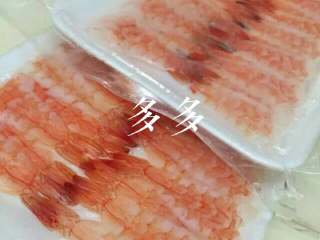 1、自制寿司,冷冻甜虾室温解冻待用，米饭加醋拌匀备用！