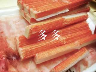 2、自制寿司,蟹棒室温解冻切丝备用