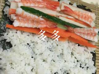 5、自制寿司,各种喜好各种埔！我喜欢多多口感????，全上！一个字，饱????！内馅埔好后，稍适调整。连竹席从里端往外卷！????压紧，一定要压紧实！切出来的寿司才不会散开！