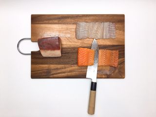 2、鲜鱼，牛油果柠檬奶酪卷佐香菜芥末酱,&nbsp; &nbsp; &nbsp; &nbsp; &nbsp; 首先，把生鱼改刀，片大，片薄……