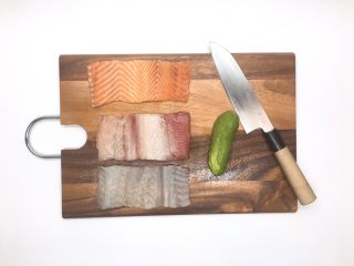 4、鲜鱼，牛油果柠檬奶酪卷佐香菜芥末酱,&nbsp; &nbsp; &nbsp; &nbsp; &nbsp; 牛油果对半，切薄片……