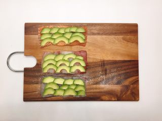 5、鲜鱼，牛油果柠檬奶酪卷佐香菜芥末酱,&nbsp;&nbsp; &nbsp; &nbsp; &nbsp; &nbsp; 然后把切好的牛油果平铺在鱼肉上……