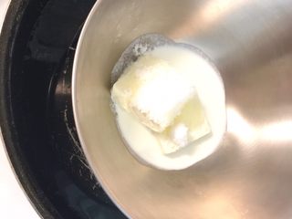 7、鲜鱼，牛油果柠檬奶酪卷佐香菜芥末酱,&nbsp;&nbsp; &nbsp; &nbsp; &nbsp; &nbsp; 隔水加热，把奶油芝士化软……