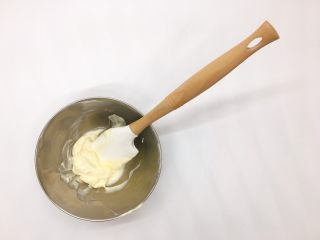 8、鲜鱼，牛油果柠檬奶酪卷佐香菜芥末酱,&nbsp;&nbsp; &nbsp; &nbsp; &nbsp; &nbsp; 用硅胶刮刀搅拌均匀……（对，我就是特写炫耀一下我的硅胶铲）