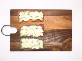 9、鲜鱼，牛油果柠檬奶酪卷佐香菜芥末酱,&nbsp;&nbsp; &nbsp; &nbsp; &nbsp; &nbsp; 把混合好的柠檬芝士用硅胶刮刀均匀的抹在牛油果上……