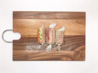 11、鲜鱼，牛油果柠檬奶酪卷佐香菜芥末酱,&nbsp;&nbsp; &nbsp; &nbsp; &nbsp; &nbsp; 保鲜膜包紧，扎成类似大白兔奶糖的样子，放冷冻冰箱二十分钟（塑个形，一会儿好切）……