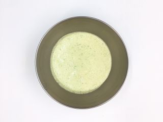 14、鲜鱼，牛油果柠檬奶酪卷佐香菜芥末酱,&nbsp;&nbsp; &nbsp; &nbsp; &nbsp; &nbsp; 用搅拌机打至顺滑，加一点点柠檬汁，搅匀……