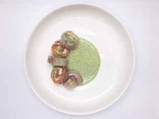 15、鲜鱼，牛油果柠檬奶酪卷佐香菜芥末酱,&nbsp; &nbsp; &nbsp; &nbsp; &nbsp;   Ok，又是激动人心的摆盘时间，你可以学我，也可以自己创意（反正你还是比不过我的）……