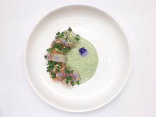 16、鲜鱼，牛油果柠檬奶酪卷佐香菜芥末酱,&nbsp;&nbsp; &nbsp; &nbsp; &nbsp; &nbsp; 同样的，先摆好主菜，再摆配菜，然后去楼下摘朵小花……