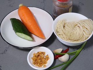1、麻酱凉面,将主要材料准备好