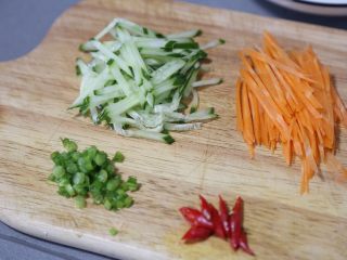 2、麻酱凉面,胡萝卜、黄瓜切丝；葱、小米辣切碎