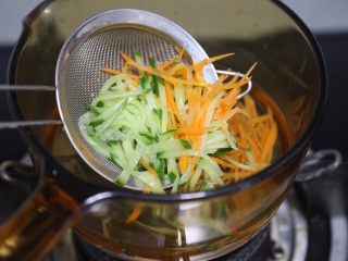 4、麻酱凉面,焯几秒钟后立刻捞出，放入碗中待用