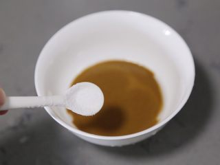 5、麻酱凉面,碗里倒入芝麻酱，调入少许盐搅拌一下