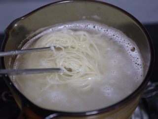6、麻酱凉面,锅里烧开水，放入面条煮熟